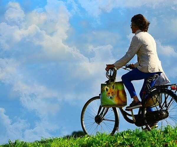 Kvalitetno žensko električno kolo vam pomaga premagati razdalje in klance